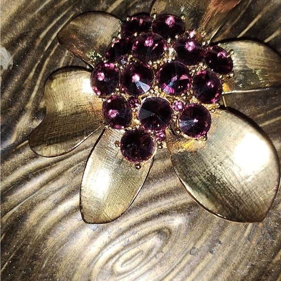 80s vintage Brooch /pendantGold tone Flower  With Purple Glass. Statement Piece - Picture 14 of 16